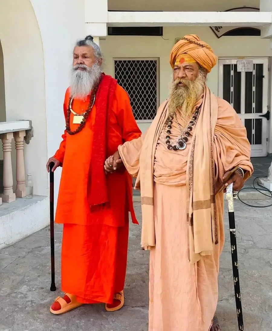 shree-acharya-mahamandaleshwar-vishokanand-bharti-ji-visits-om-ashram bodyImage